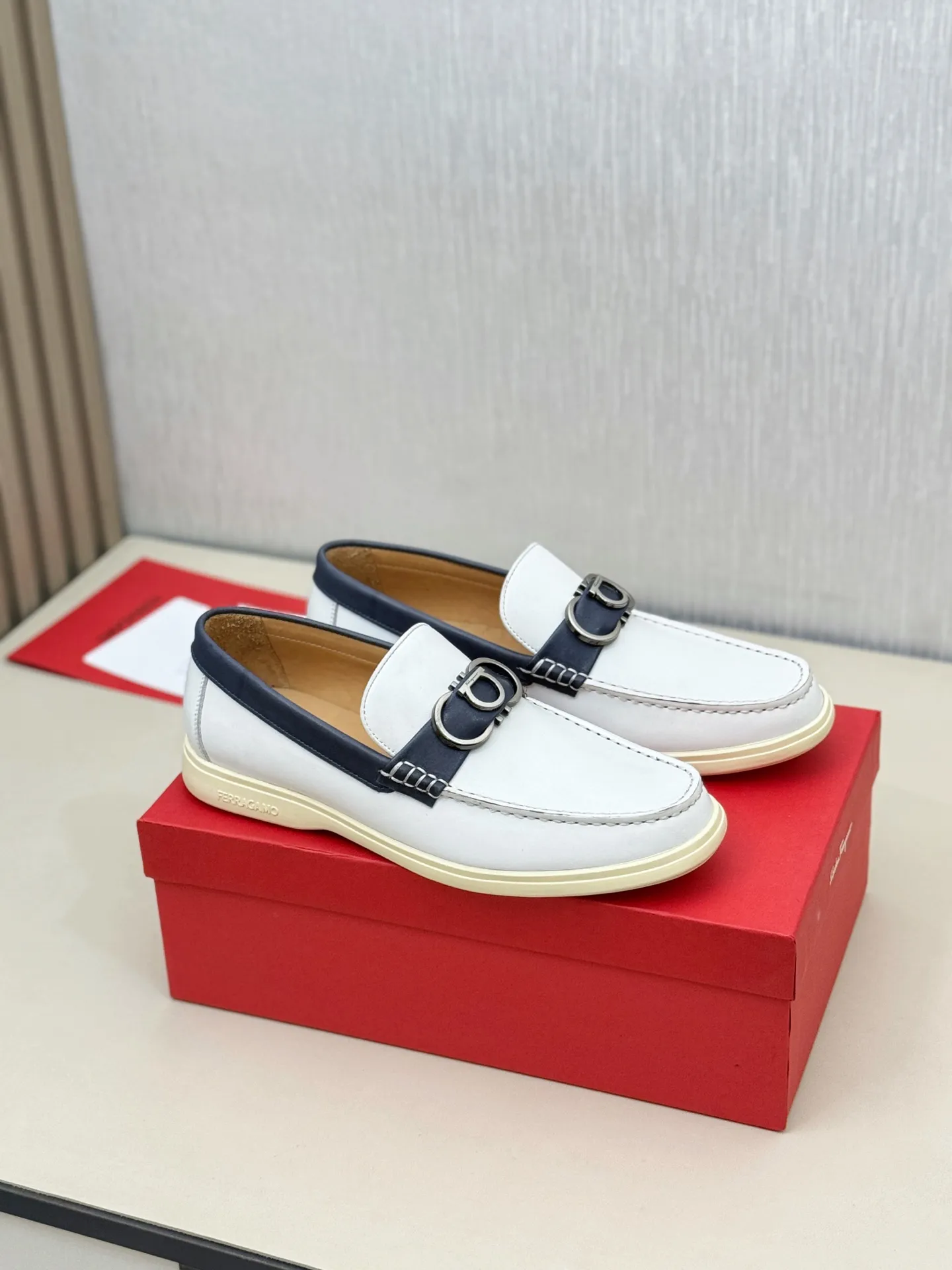 [Ferragamo] P: 580💰 Number of yards: 38~44 (45 orders are non-returnable) Ferragam's new men's driving shoes, the fabric is made of imported cowhide, with visible texture, heavy industrial stitching, dyed calfskin inside, standard logo cowhide feet, big-name experience, soft and comfortable on the feet, a men's favorite, special non-slip and wear-resistant rubber soles, easy to handle various occasions, with original box packaging!